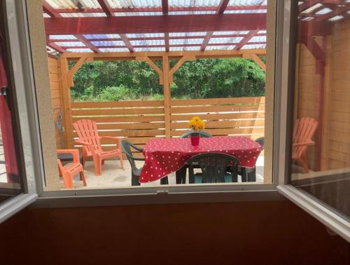 Balkón alebo terasa v ubytovaní Appartement indépendant, terrasse couverte, rouge