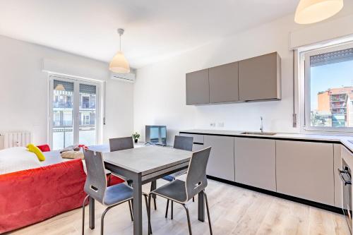 una cucina e una sala da pranzo con tavolo e sedie di Alessia's Flat- Milano M3 Corvetto a Milano