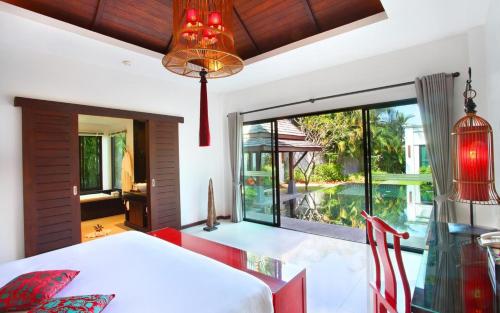 Ένα ή περισσότερα κρεβάτια σε δωμάτιο στο The Bell Pool Villa Resort Phuket