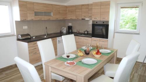 Kuchyň nebo kuchyňský kout v ubytování Apartment Lavanda with three bedrooms - TA Leut Agency