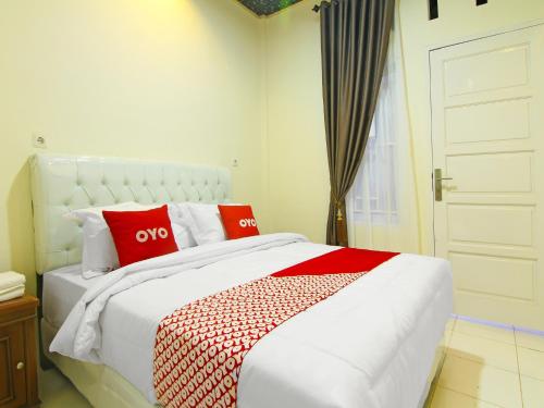 Tempat tidur dalam kamar di OYO 90978 Khalifi Guesthouse Syariah