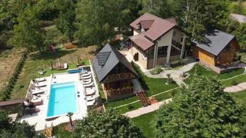 une vue aérienne d'une maison avec piscine dans l'établissement Apartmani Joka i Drvene kucice, à Vrdnik