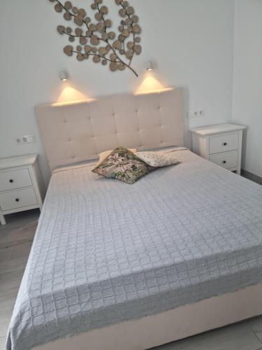 um quarto com uma cama branca e uma cabeceira branca em Luxury apartment in Puerto Rico -Gran Canaria em Mogán