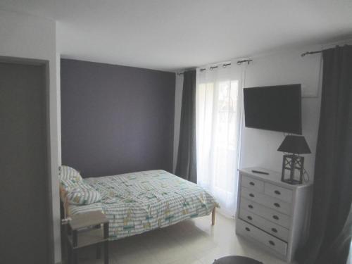 une chambre avec un lit, une commode et une fenêtre dans l'établissement DIEPPE, location Studio avec terrasse à 1 rue de la plage et1 Linge de maison fourni et lit fait, à Dieppe