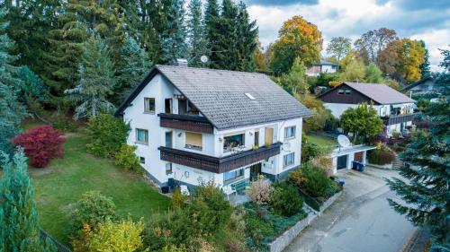 an aerial view of a white house with trees at stuub simonswinkel in Friedenweiler