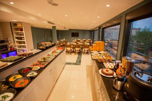 un buffet avec de nombreux types de nourriture différents dans l'établissement HaciBayramHotel, à Istanbul