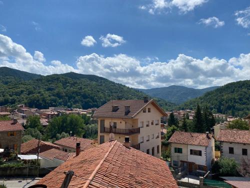a view of a town with mountains in the background at Apartamento acogedor in Sant Joan de les Abadesses