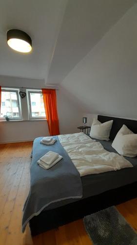 a bedroom with a bed with two towels on it at Gemütliche Ferienwohnung im Fachwerkhaus, 1 Schlafzimmer, Balkon, Parkplatz -1 in Wolfhagen