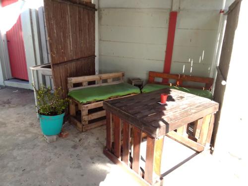 Gambar di galeri bagi Sunset beach backpackers di Bloubergstrand