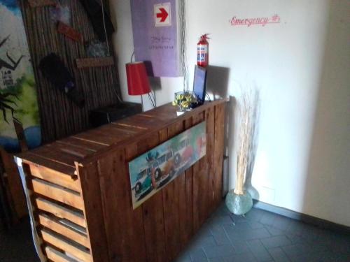 Televisyen dan/atau pusat hiburan di Sunset beach backpackers