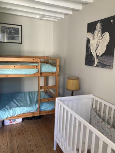 - une chambre avec 2 lits superposés et un lit bébé dans l'établissement Maison Etretat à 50 mètres de la plage, à Étretat