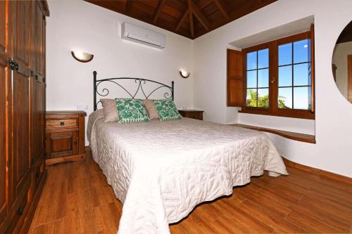a bedroom with a bed and a window at Casa El Vendaval in Tijarafe
