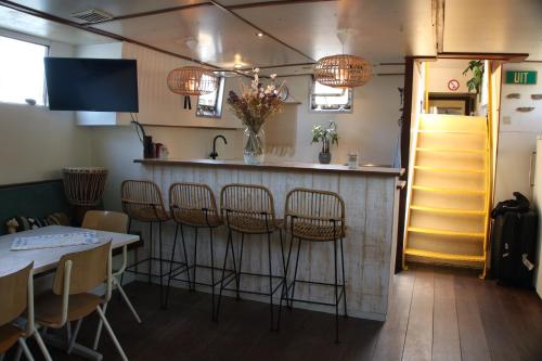 een kamer met een bar met stoelen en een tafel bij FLOW in Amsterdam