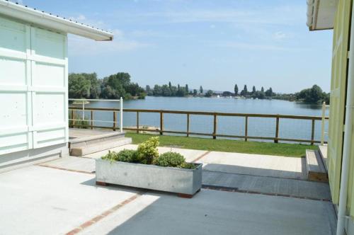 Permandangan sungai dekat dengan rumah percutian