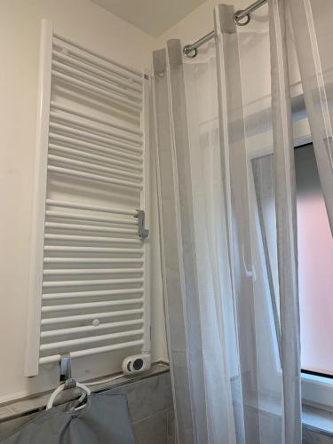 a bathroom with a window with a shower curtain at Appartamento SanBart Mare in San Bartolomeo al Mare