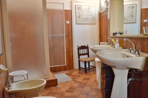 y baño con 3 lavabos y ducha. en Palazzetto Scodellari en San Vito al Tagliamento