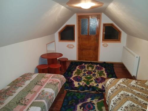 Postel nebo postele na pokoji v ubytování Cabană pe Valea Arieșului