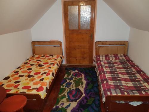 Postel nebo postele na pokoji v ubytování Cabană pe Valea Arieșului