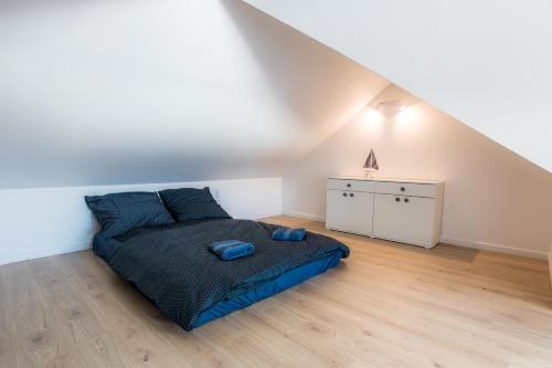 Postel nebo postele na pokoji v ubytování Dom na wzgórzu z widokiem na morze - Etezje Apartamenty