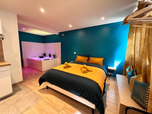 Postel nebo postele na pokoji v ubytování Narbnb - EDEN SUITE - Jacuzzi - Parking - Clim