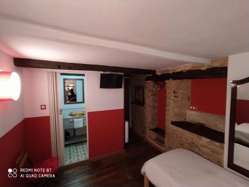 a room with red and white walls and a bed at Casa Apilladeira in Puentedeume