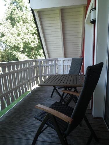 two chairs and a picnic table on a porch at Spreeidyll in Schlepzig
