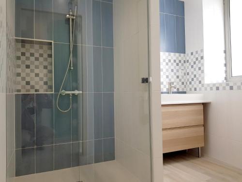 una doccia con porta in vetro in bagno di COTE JARDIN - CANCALE - GITE STANDING - PROCHE CENTRE ET PORT a Cancale