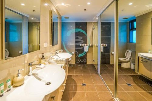 łazienka z 2 umywalkami i prysznicem w obiekcie ZEN AT ONE30: 3-BR Luxury Corporate Long Stays w mieście Darwin