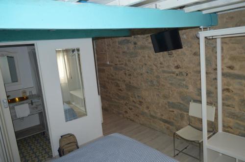 a bedroom with a bunk bed and a mirror at Casa Apilladeira in Puentedeume