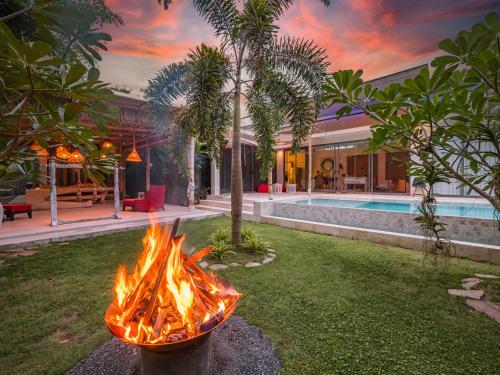 Bali style villa walking distance to the sea
