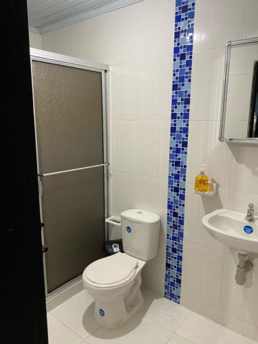 uma casa de banho com um WC e um lavatório em Tambo Hostel em Letícia