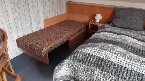 a hotel room with two beds and a bench between them at Apartements 270-275 Mitterdorf in Mitterfirmiansreut