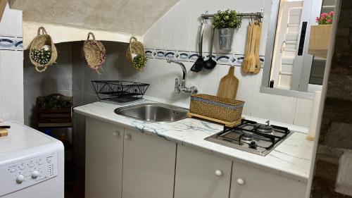 uma pequena cozinha com um lavatório e um fogão em Apartamento en Barrio San Basilio em Córdoba
