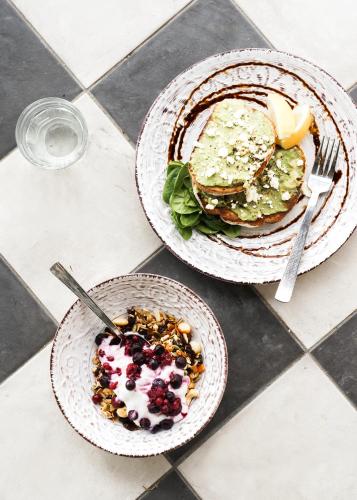 Dos platos de comida sobre una mesa de azulejos en Mill Cottage, en Tenterfield