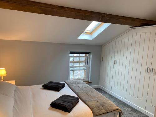 מיטה או מיטות בחדר ב-Cosy 2 Bed Apartment in central Kirkby Lonsdale