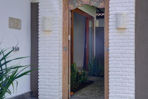 an entrance to a house with a wooden door at Wide Sands Beach Retreat in Pulukan