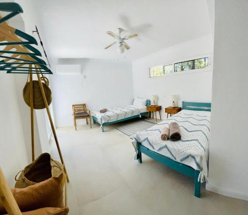 um quarto com 2 camas e uma ventoinha de tecto em Beach Villa Isidora em Potos