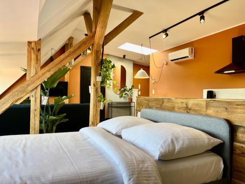 een slaapkamer met een bed in een kamer bij Chopin view - Apartament z widokiem in Toruń