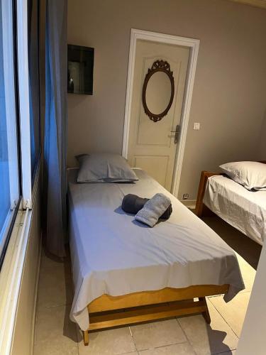 a bedroom with a bed with two pillows on it at Cottage Chaleureux tout équipé climatisé à Jacou in Montpellier