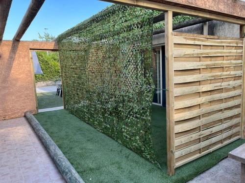 un edificio con una pared cubierta de hiedra en Cottage Chaleureux tout équipé climatisé à Jacou, en Montpellier