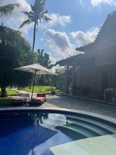 Kolam renang di atau dekat dengan Meriki Losari Villa, in the Heart of Bali, Joglo one bedroom