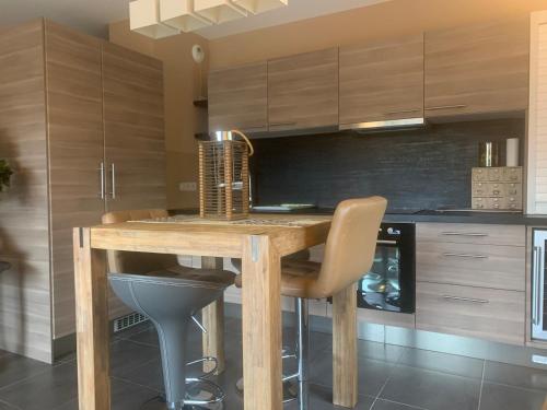 uma cozinha com uma mesa de madeira e uma cadeira em Erbalunga Magnifique t2 4pers em Brando