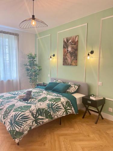 a bedroom with a bed and a couch at JungleClassic en plein cœur de Mulhouse in Mulhouse