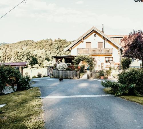 uma casa com uma entrada em frente em Titscherhof em Leutschach