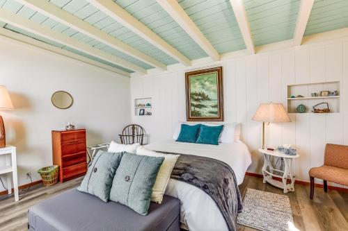 een slaapkamer met een bed en een stoel bij Harborside Retreat in Vashon