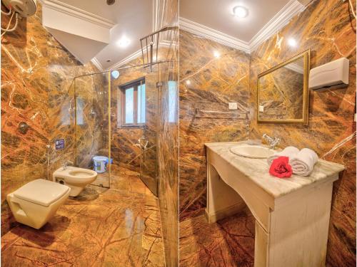 Ett badrum på Ocean Suite Goa