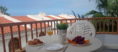 einen Tisch mit einem Obstteller auf dem Balkon in der Unterkunft HC home abroad Costa Adeje in Adeje