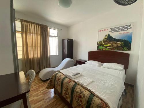 ein Schlafzimmer mit einem Bett und einem Stuhl darin in der Unterkunft HOSTAL HOGAR 3 Estrellas - CHEPÉN in Chepén