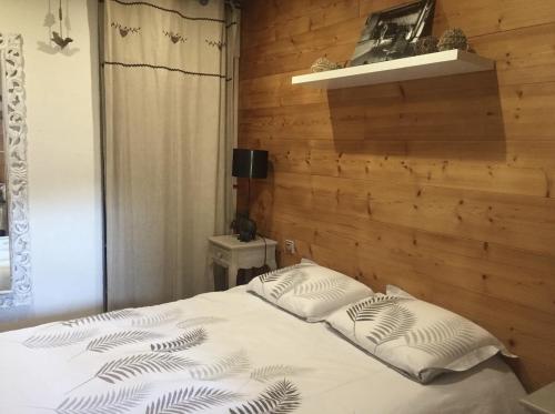 1 dormitorio con 1 cama con 2 almohadas en Cocoonabay Appartements 8 en Les Angles
