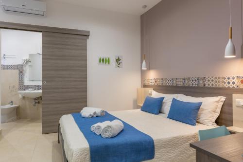 ein Schlafzimmer mit einem Bett mit Handtüchern darauf in der Unterkunft Casa dell'Aromatario b&b in Sciacca